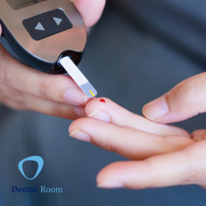 ¡Celebra el Día Mundial de la Diabetes Cuidando Tu Salud Bucal! En el marco del Día Mundial de la Diabetes, es importante recordar que, además de controlar los niveles de azúcar en sangre, tu salud bucal también puede verse afectada por esta condición. Las personas con diabetes tienen un mayor riesgo de sufrir diversas alteraciones bucodentales, que van desde problemas comunes hasta complicaciones más graves. Aquí te compartimos algunas de las alteraciones más frecuentes: * Sequedad en la boca * Infecciones recurrentes * Encías inflamadas * Pérdida de piezas dentales Aunque la diabetes no es la causa directa de las enfermedades bucales, las complicaciones orales están estrechamente relacionadas con el control glucémico. Es decir, mientras mejor controles tus niveles de azúcar, menor será el riesgo de sufrir problemas dentales. Si tienes diabetes o conoces a alguien que la padezca, es fundamental estar consciente de los posibles riesgos para la salud de tu boca. La buena noticia es que, con un control adecuado de la glucosa y una rutina de higiene bucal constante, estos problemas se pueden prevenir y tratar con éxito. Este Día Mundial de la Diabetes, te recordamos la importancia de realizarte chequeos regulares de glucosa y no olvides las visitas periódicas al dentista. ¡Tu sonrisa te lo agradecerá! ¡Cuida tu salud bucal y disfruta de una sonrisa sana y brillante! Agenda tu cita con nosotros En Dental Room, estamos comprometidos con tu bienestar integral. ¡No esperes más, agenda tu cita hoy mismo y mantén tu sonrisa saludable! https://www.instagram.com/reel/DCYGfwYxfCi/?igsh=MW96Z2R6bGozbHRi